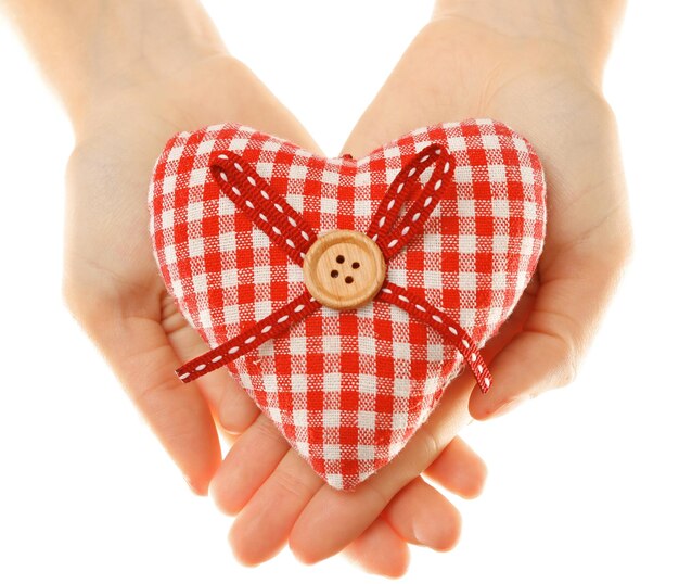 Ręce trzymające wyszywane serca